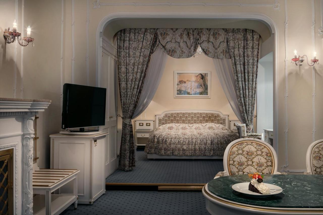 Ambassador Zlata Husa Praga Esterno foto A room at the hotel